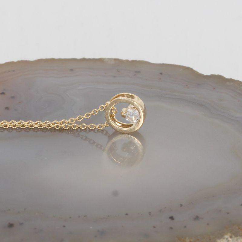 Wert 750 € Solitär Brillant Anhänger mit Kette (0,06 carat) in 585er 14 K Gelbgold - H1213