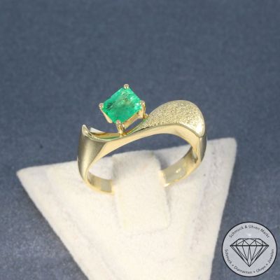 Wert 1890 € Smaragd Ring in 750er 18 K Gelbgold - 105235